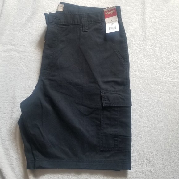 Men's Wrangler Blue Black Cargo Gorpcore Shorts  Size 38 NWT - Picture 1 of 9